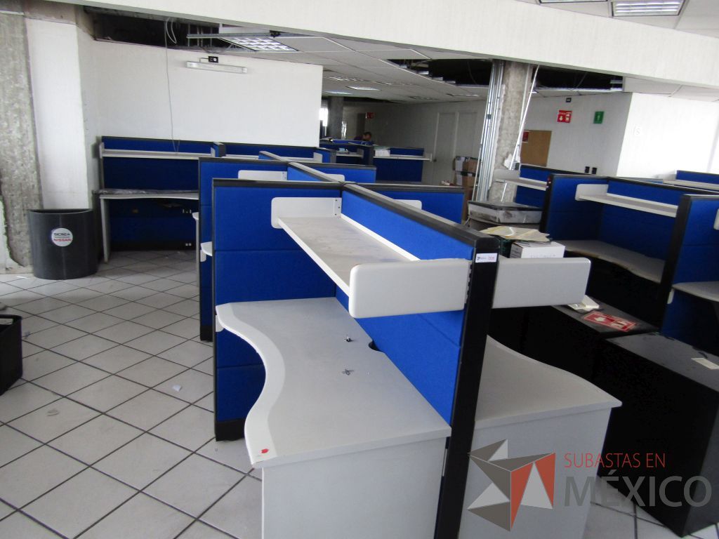Lote 002 - Estación de trabajo para 6 personas con 6 repisas para documentos y 6 archivero verticales de 3 cajones - Imagen 17