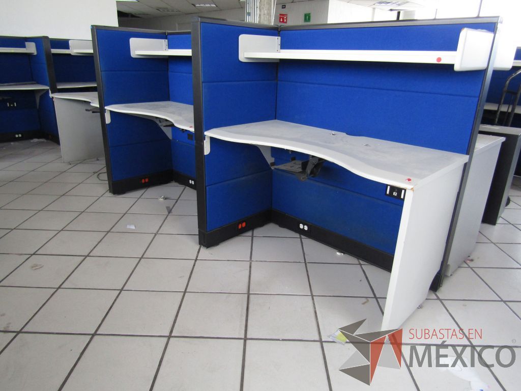 Lote 047 - Estación de trabajo para 6 personas con 6 repisas para documentos y 6 archiveros verticales de 3 cajones - Imagen 17