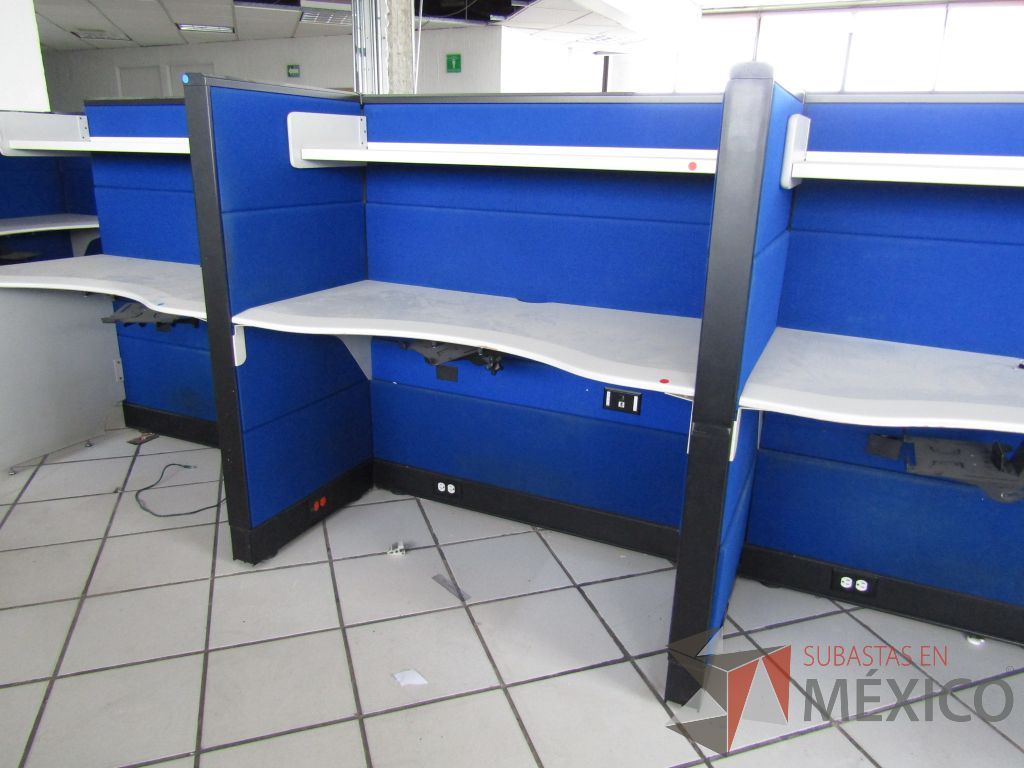 Lote 047 - Estación de trabajo para 6 personas con 6 repisas para documentos y 6 archiveros verticales de 3 cajones - Imagen 18