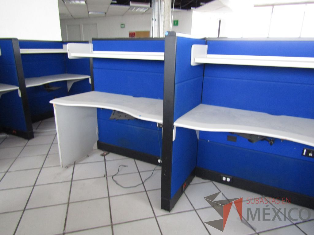 Lote 002 - Estación de trabajo para 6 personas con 6 repisas para documentos y 6 archivero verticales de 3 cajones - Imagen 19