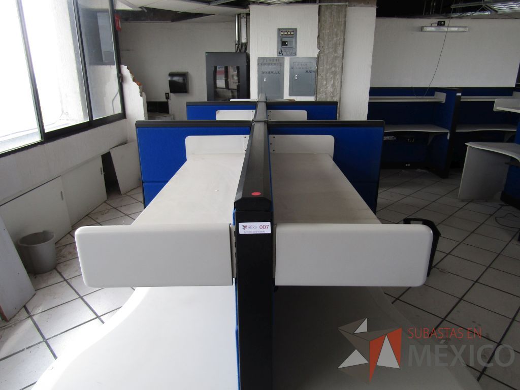 Lote 062 - Estación de trabajo para 6 personas con 6 repisas y 6 archiveros verticales de 3 cajones - Imagen 2