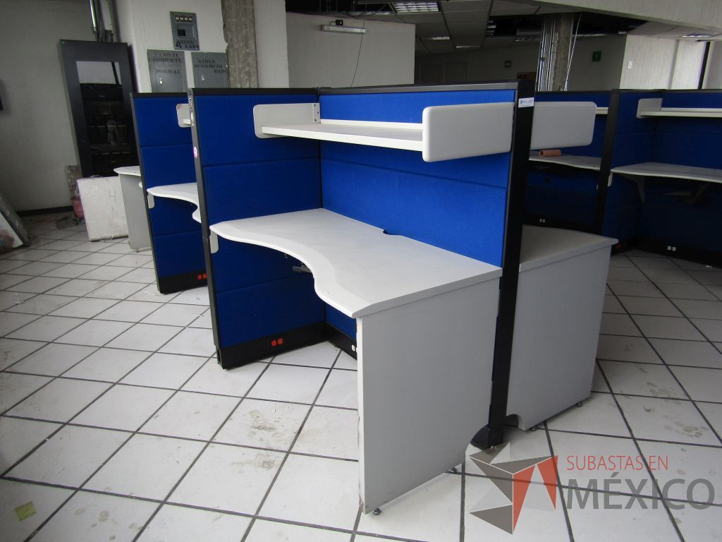 Lote 062 - Estación de trabajo para 6 personas con 6 repisas y 6 archiveros verticales de 3 cajones