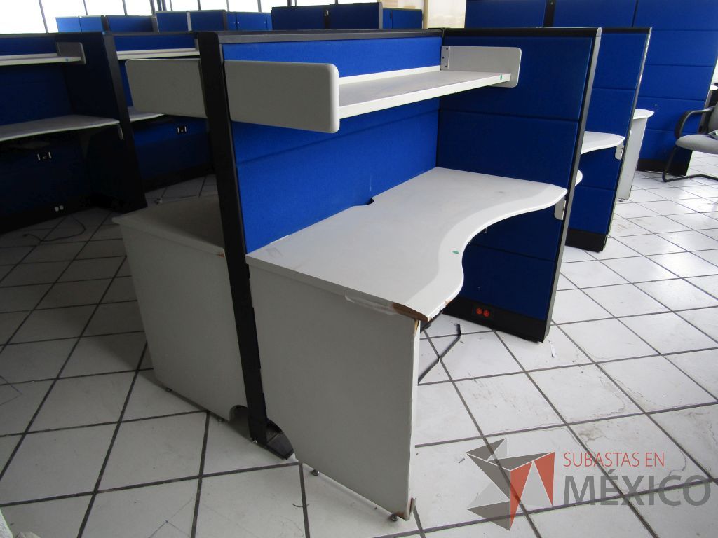 Lote 062 - Estación de trabajo para 6 personas con 6 repisas y 6 archiveros verticales de 3 cajones - Imagen 15