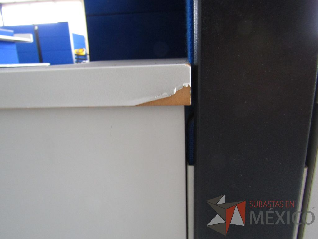 Lote 062 - Estación de trabajo para 6 personas con 6 repisas y 6 archiveros verticales de 3 cajones - Imagen 18