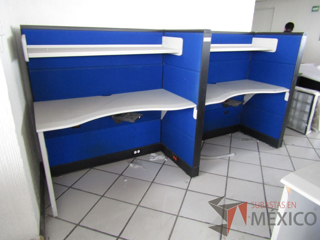 Lote 063 - Estación de trabajo para 2 personas con 2 repisas, tapas color azul y 2 archiveros verticales de 3 cajones - Imagen 2