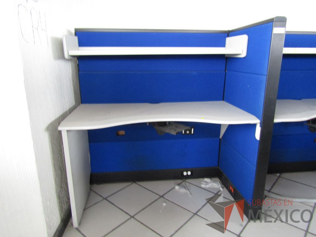 Lote 063 - Estación de trabajo para 2 personas con 2 repisas, tapas color azul y 2 archiveros verticales de 3 cajones - Imagen 3
