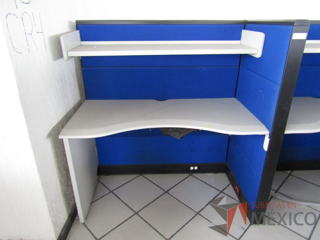 Lote 063 - Estación de trabajo para 2 personas con 2 repisas, tapas color azul y 2 archiveros verticales de 3 cajones - Imagen 4