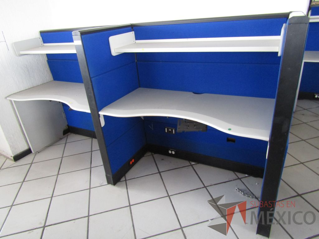 Lote 063 - Estación de trabajo para 2 personas con 2 repisas, tapas color azul y 2 archiveros verticales de 3 cajones - Imagen 5