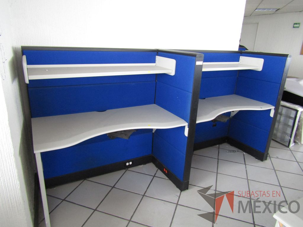 Lote 063 - Estación de trabajo para 2 personas con 2 repisas, tapas color azul y 2 archiveros verticales de 3 cajones - Imagen 8