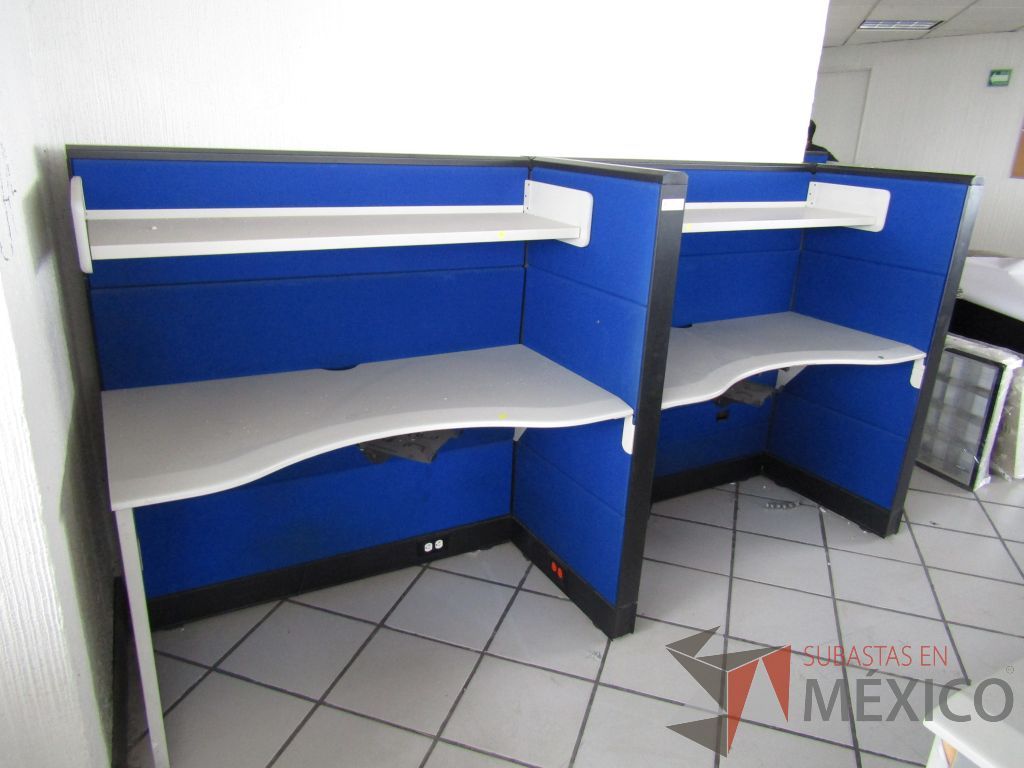 Lote 063 - Estación de trabajo para 2 personas con 2 repisas, tapas color azul y 2 archiveros verticales de 3 cajones