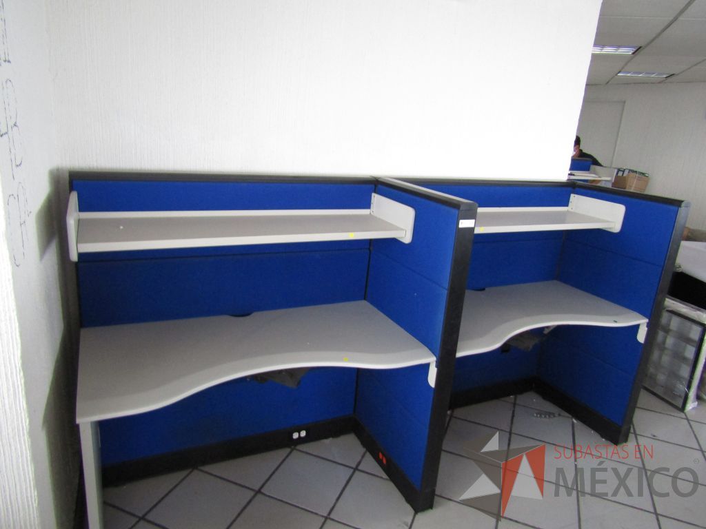 Lote 063 - Estación de trabajo para 2 personas con 2 repisas, tapas color azul y 2 archiveros verticales de 3 cajones - Imagen 9