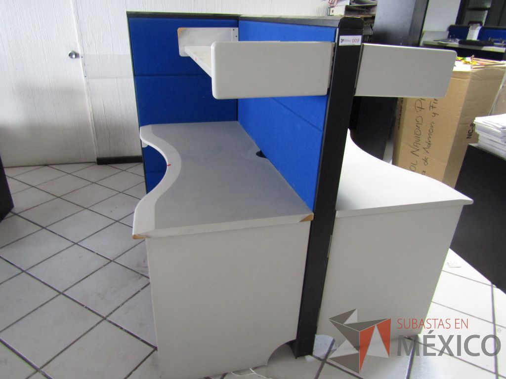 Lote 064 - Estación de trabajo para 4 personas con 4 repisas, tapas color azul y 4 archiveros verticales de 3 cajones - Imagen 2