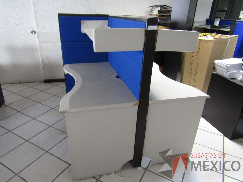 Lote 064 - Estación de trabajo para 4 personas con 4 repisas, tapas color azul y 4 archiveros verticales de 3 cajones - Imagen 3