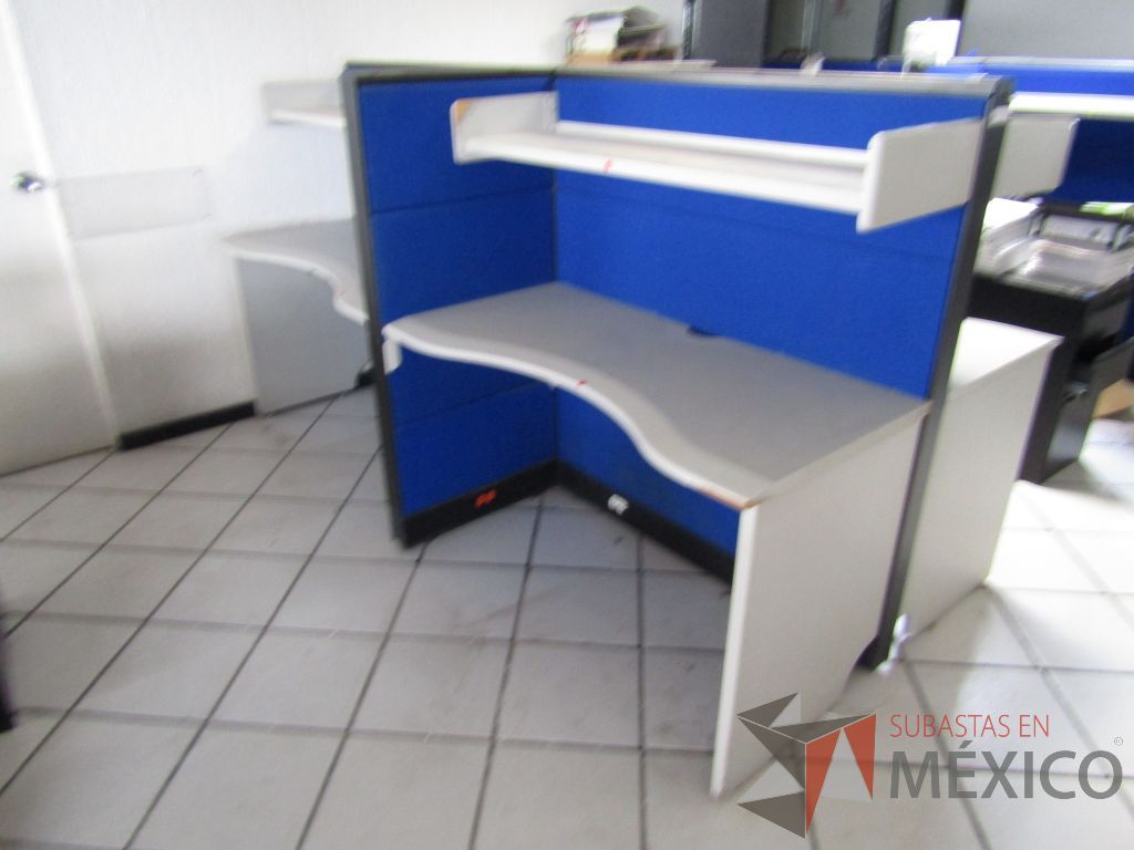 Lote 064 - Estación de trabajo para 4 personas con 4 repisas, tapas color azul y 4 archiveros verticales de 3 cajones - Imagen 4