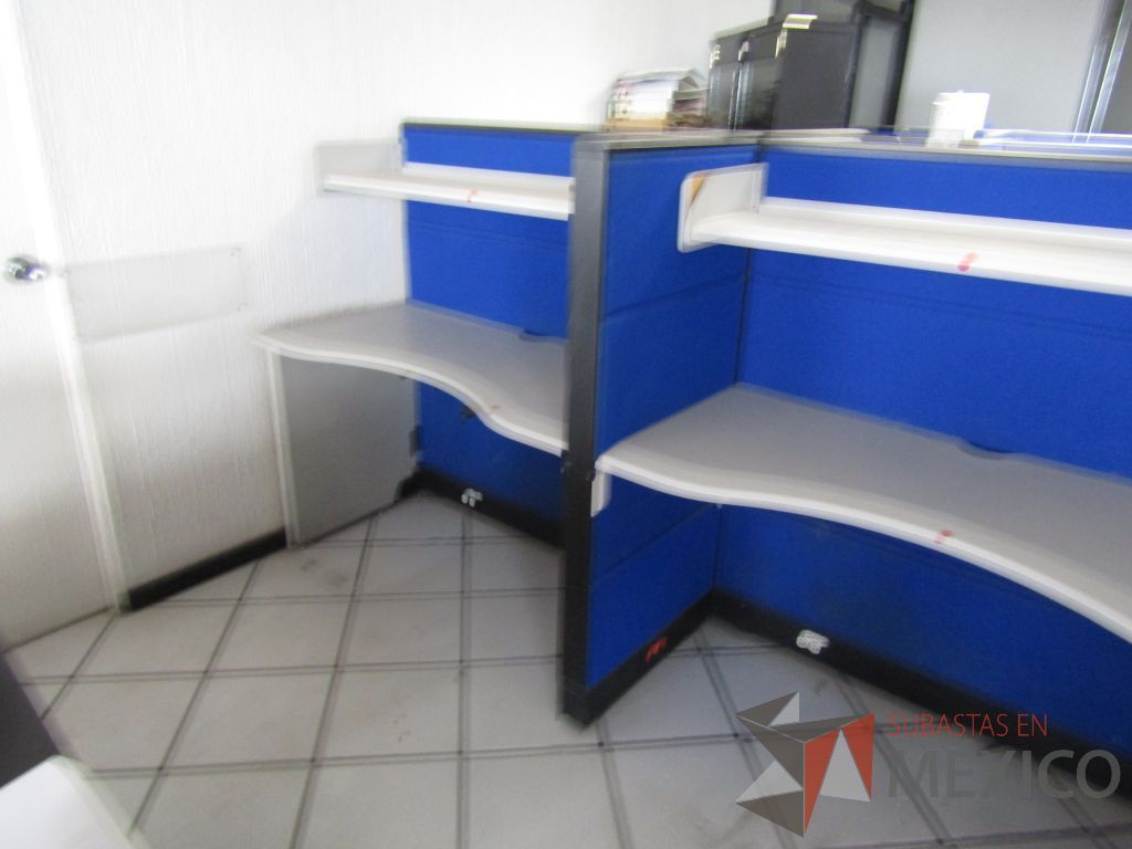 Lote 064 - Estación de trabajo para 4 personas con 4 repisas, tapas color azul y 4 archiveros verticales de 3 cajones - Imagen 5