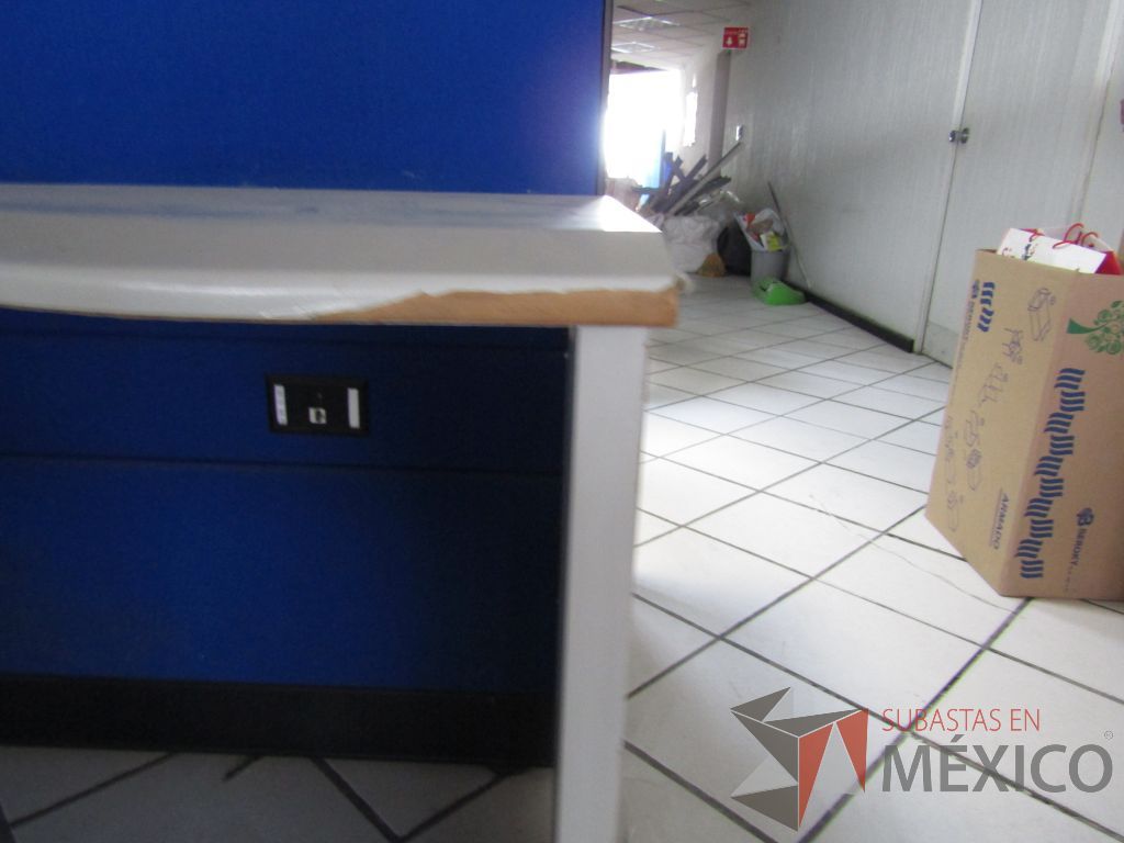 Lote 064 - Estación de trabajo para 4 personas con 4 repisas, tapas color azul y 4 archiveros verticales de 3 cajones - Imagen 6