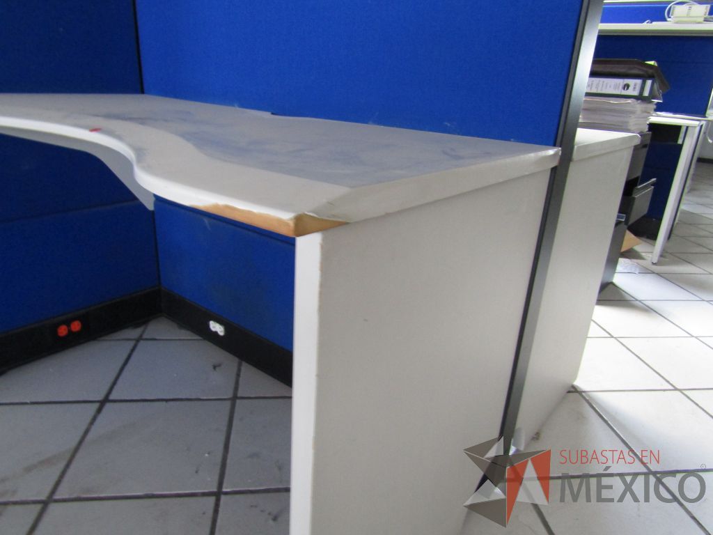 Lote 064 - Estación de trabajo para 4 personas con 4 repisas, tapas color azul y 4 archiveros verticales de 3 cajones - Imagen 7