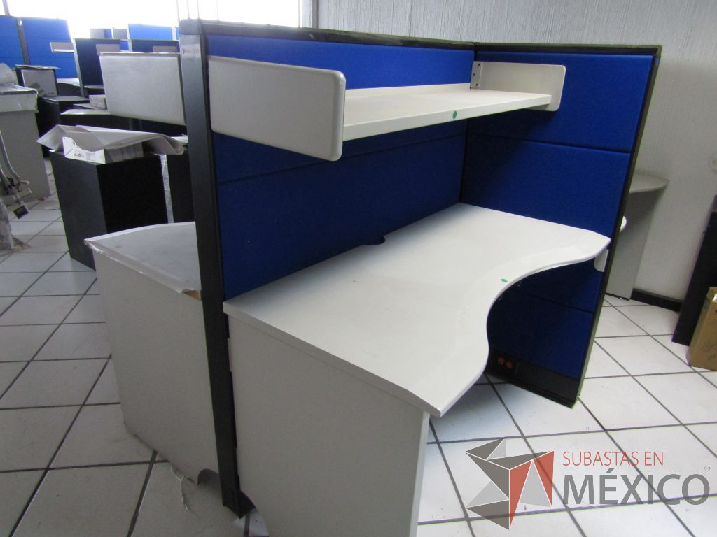 Lote 064 - Estación de trabajo para 4 personas con 4 repisas, tapas color azul y 4 archiveros verticales de 3 cajones - Imagen 12