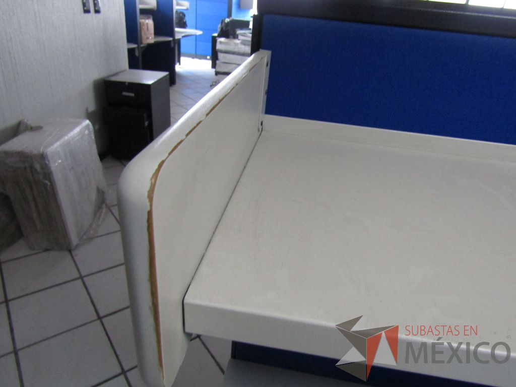 Lote 064 - Estación de trabajo para 4 personas con 4 repisas, tapas color azul y 4 archiveros verticales de 3 cajones - Imagen 13