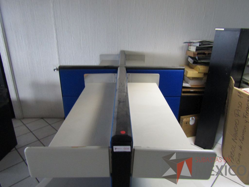 Lote 064 - Estación de trabajo para 4 personas con 4 repisas, tapas color azul y 4 archiveros verticales de 3 cajones - Imagen 18