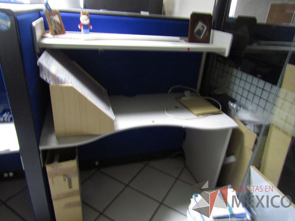 Lote 065 - Estación de trabajo para 4 personas con 4 repisas, tapas color azul y 4 archiveros verticales de 3 cajones - Imagen 6