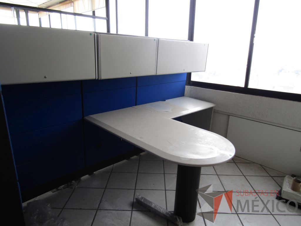 Lote 091 - Estación de trabajo para 2 personas con 5 gavetas, dos escritorios en escuadra y 2 archiveros verticales de 3 cajones - Imagen 2