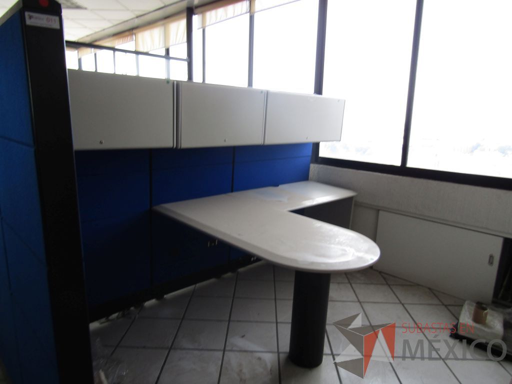 Lote 011 - Estación de trabajo para 2 personas con mampara alta, 5 gavetas y 2 Archiveros verticales de 3 cajones - Imagen 7