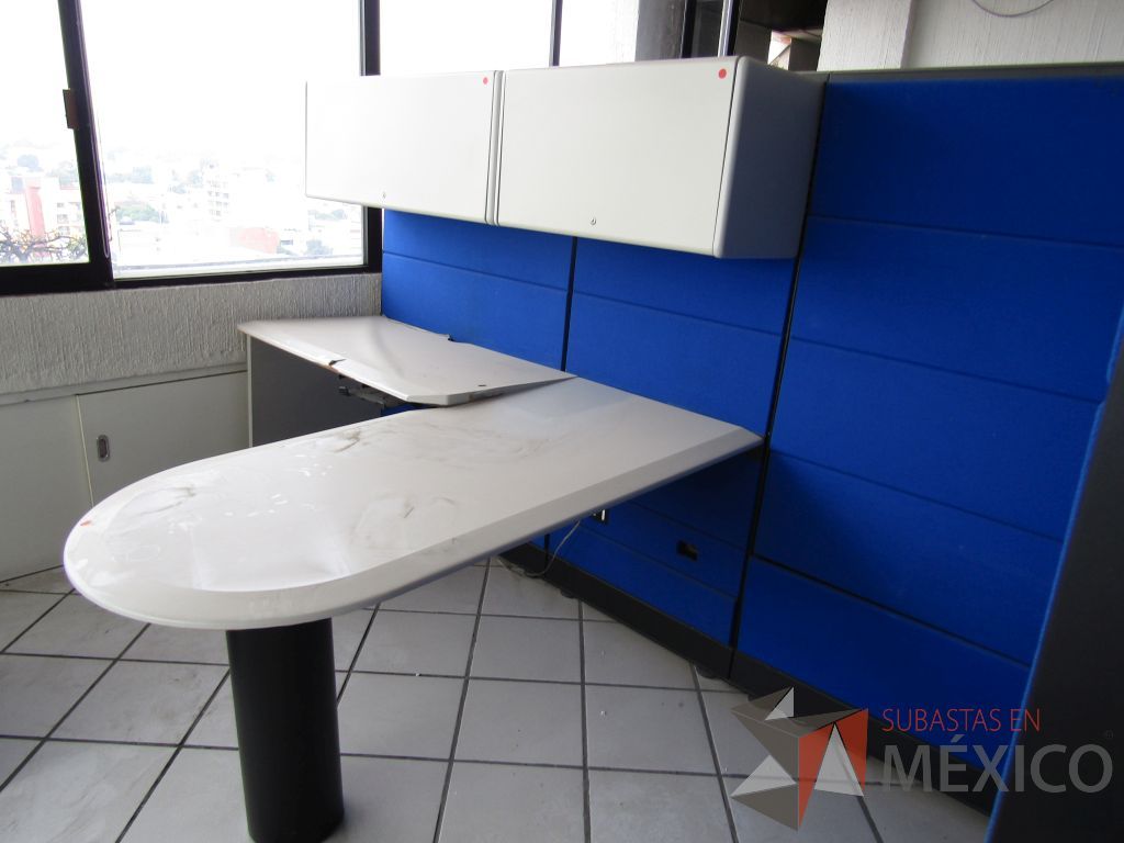 Lote 011 - Estación de trabajo para 2 personas con mampara alta, 5 gavetas y 2 Archiveros verticales de 3 cajones - Imagen 9