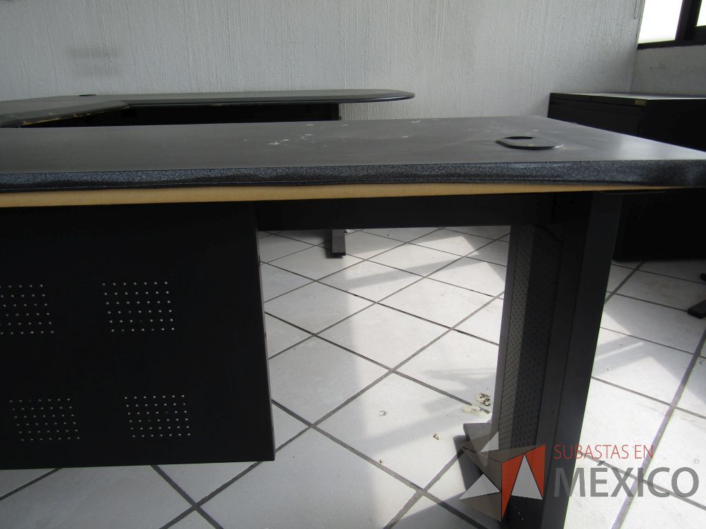Lote 038 - Escritorio en herradura con estructura metálica y archivero de 2 cajones - Imagen 6