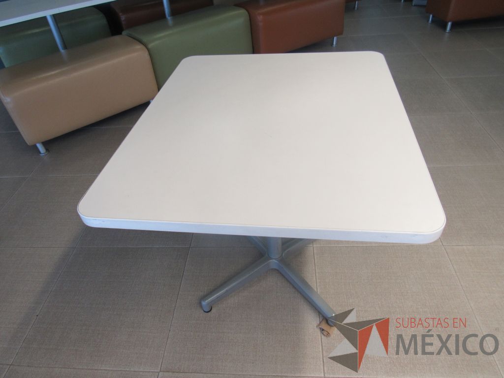 Lote 038 - 2 Mesas de comedor con base metálica y cubierta color blanco - Imagen 2