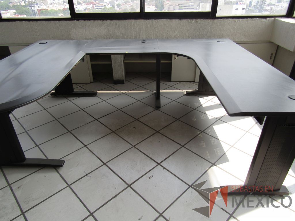 Lote 048 - Escritorio en herradura con estructura metálica y archivero de 2 cajones - Imagen 15