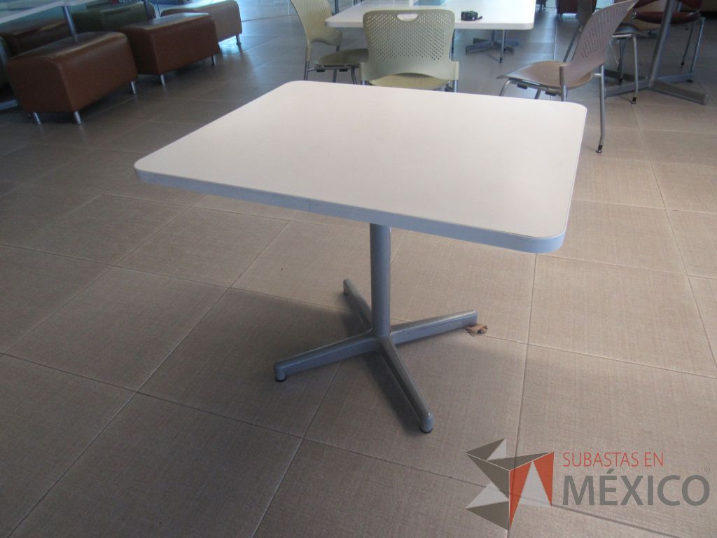 Lote 038 - 2 Mesas de comedor con base metálica y cubierta color blanco - Imagen 3