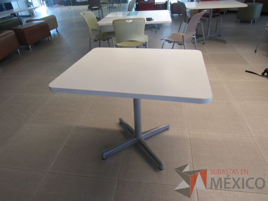 Lote 038 - 2 Mesas de comedor con base metálica y cubierta color blanco
