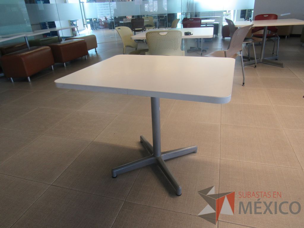 Lote 038 - 2 Mesas de comedor con base metálica y cubierta color blanco - Imagen 4