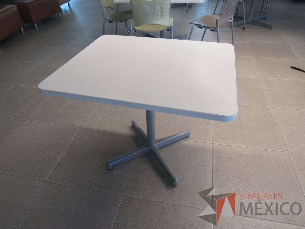 Lote 038 - 2 Mesas de comedor con base metálica y cubierta color blanco - Imagen 5