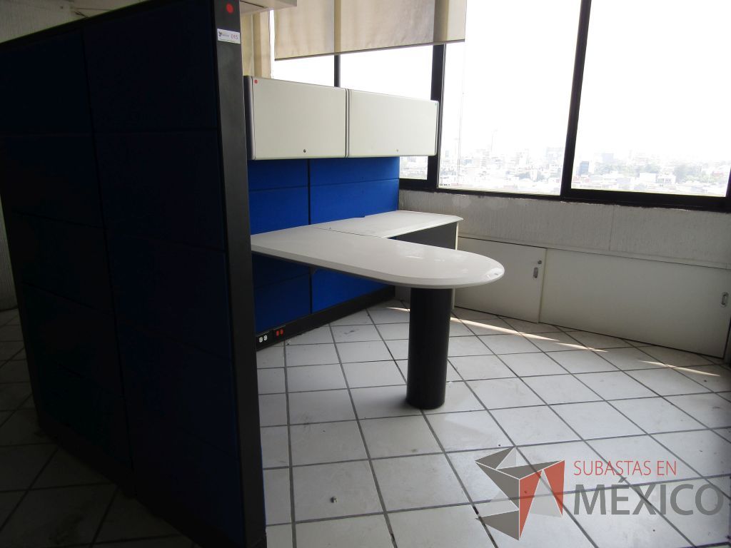 Lote 092 - Estación de trabajo para 2 personas con dos escritorios en escuadra, 4 gavetas y 2 archiveros verticales de 3 cajones - Imagen 3