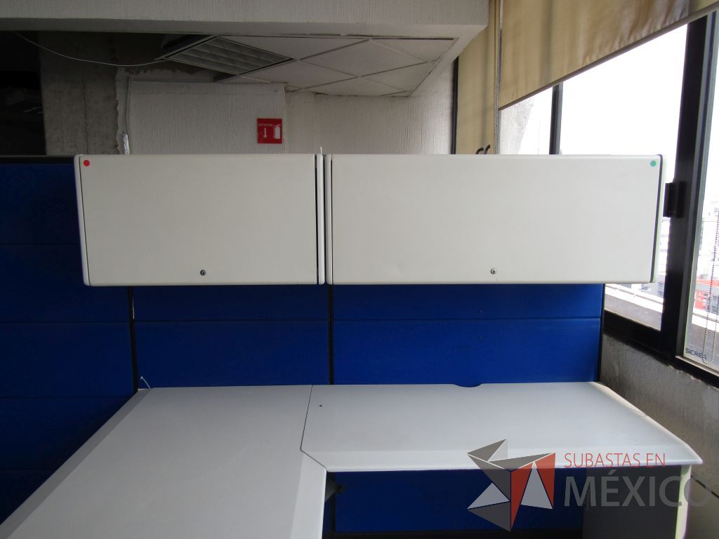 Lote 092 - Estación de trabajo para 2 personas con dos escritorios en escuadra, 4 gavetas y 2 archiveros verticales de 3 cajones - Imagen 4