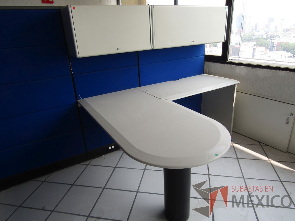 Lote 092 - Estación de trabajo para 2 personas con dos escritorios en escuadra, 4 gavetas y 2 archiveros verticales de 3 cajones - Imagen 5