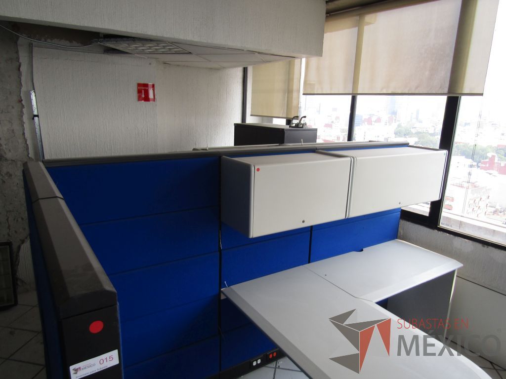 Lote 092 - Estación de trabajo para 2 personas con dos escritorios en escuadra, 4 gavetas y 2 archiveros verticales de 3 cajones - Imagen 10