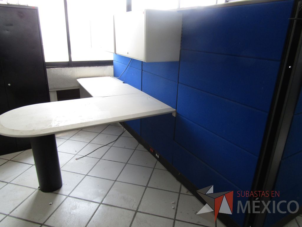 Lote 092 - Estación de trabajo para 2 personas con dos escritorios en escuadra, 4 gavetas y 2 archiveros verticales de 3 cajones - Imagen 11