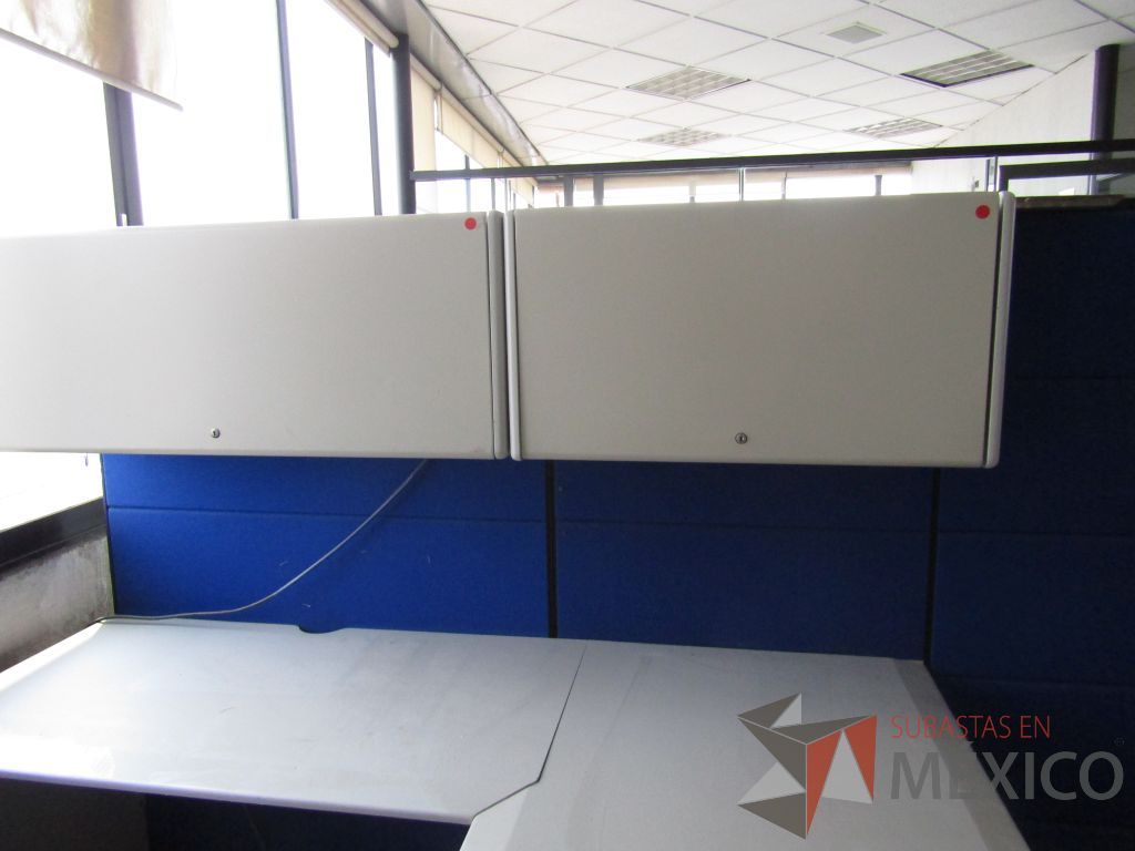 Lote 092 - Estación de trabajo para 2 personas con dos escritorios en escuadra, 4 gavetas y 2 archiveros verticales de 3 cajones - Imagen 13