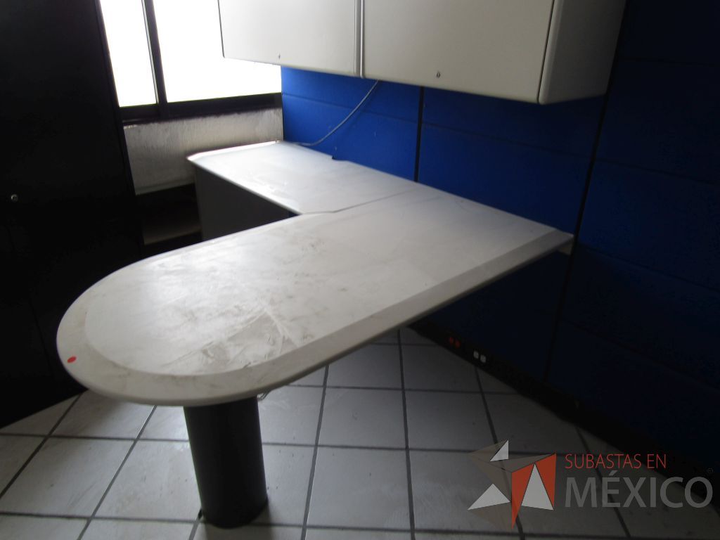 Lote 092 - Estación de trabajo para 2 personas con dos escritorios en escuadra, 4 gavetas y 2 archiveros verticales de 3 cajones - Imagen 14
