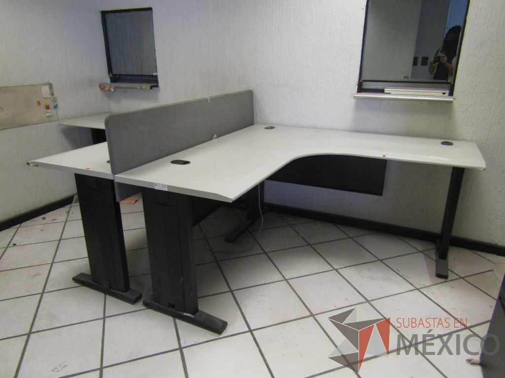 Lote 012 - Estación de trabajo para 2 personas con base metálica color negro y cubierta color gris - Imagen 3