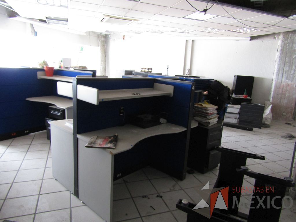 Lote 113 - Estación de trabajo para 4 personas con 4 repisas para documentos - Imagen 2