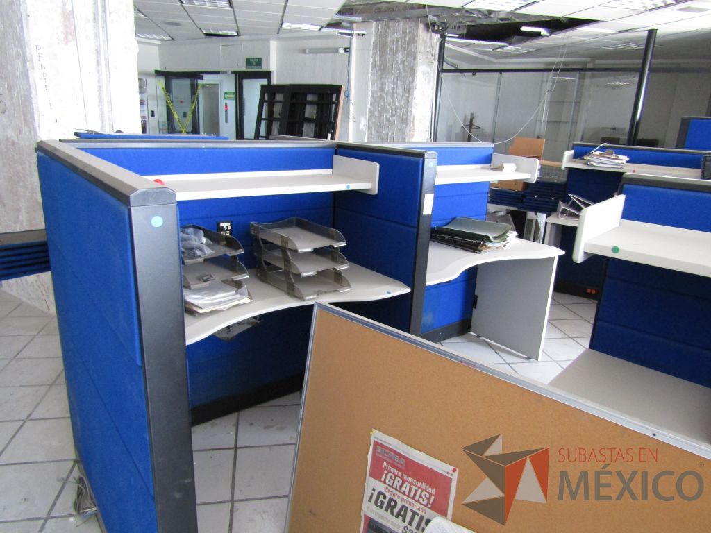 Lote 113 - Estación de trabajo para 4 personas con 4 repisas para documentos - Imagen 4