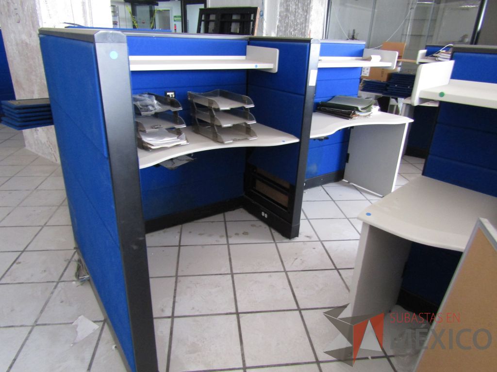 Lote 113 - Estación de trabajo para 4 personas con 4 repisas para documentos