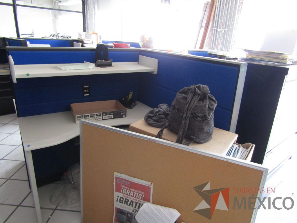 Lote 114 - Estación de trabajo para 4 personas con 4 repisas para documentos - Imagen 2