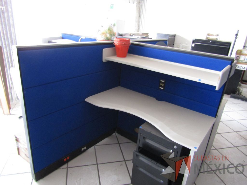 Lote 114 - Estación de trabajo para 4 personas con 4 repisas para documentos - Imagen 3