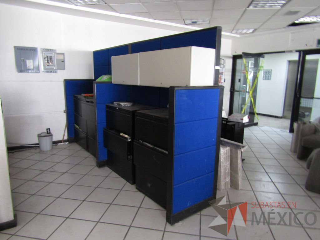 Lote 118 - Mampara divisoria de 7.5 mts con tela azul y dos gavetas empotradas - Imagen 2