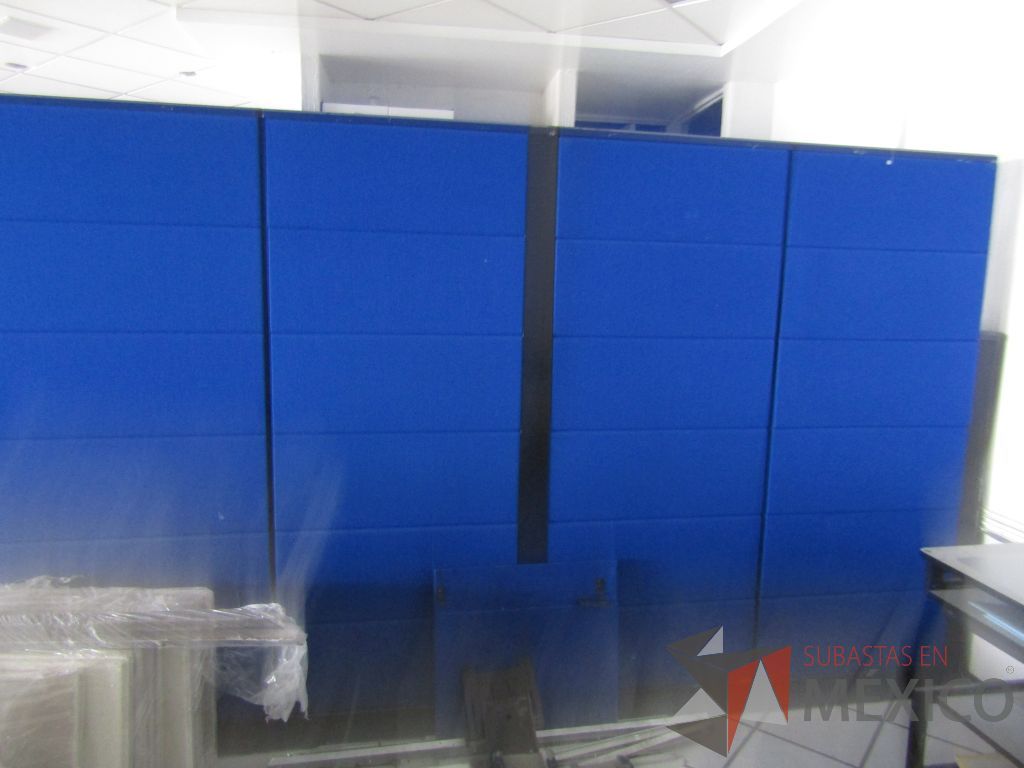 Lote 118 - Mampara divisoria de 7.5 mts con tela azul y dos gavetas empotradas - Imagen 3